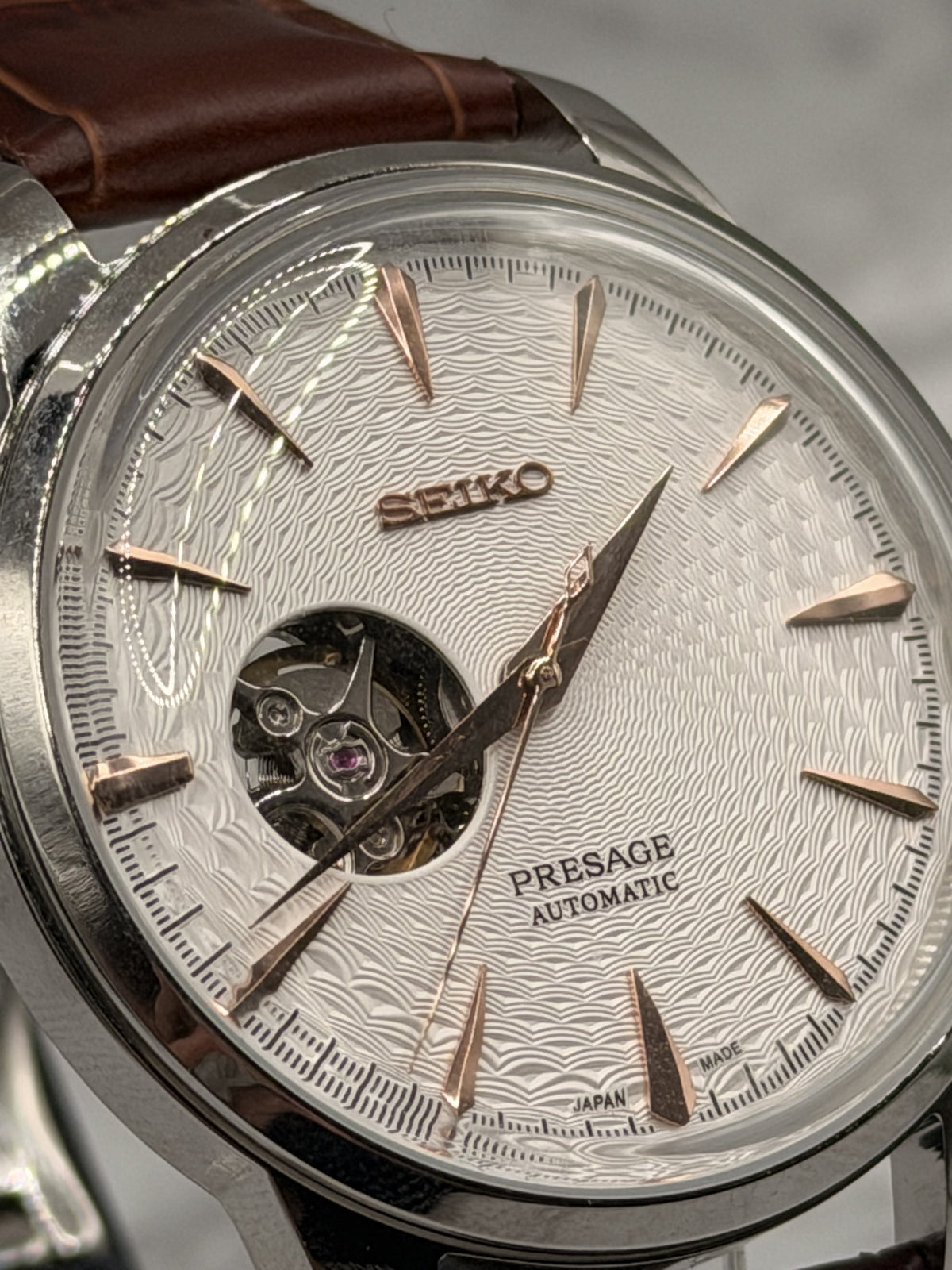 Presageiko White - Roman Watches